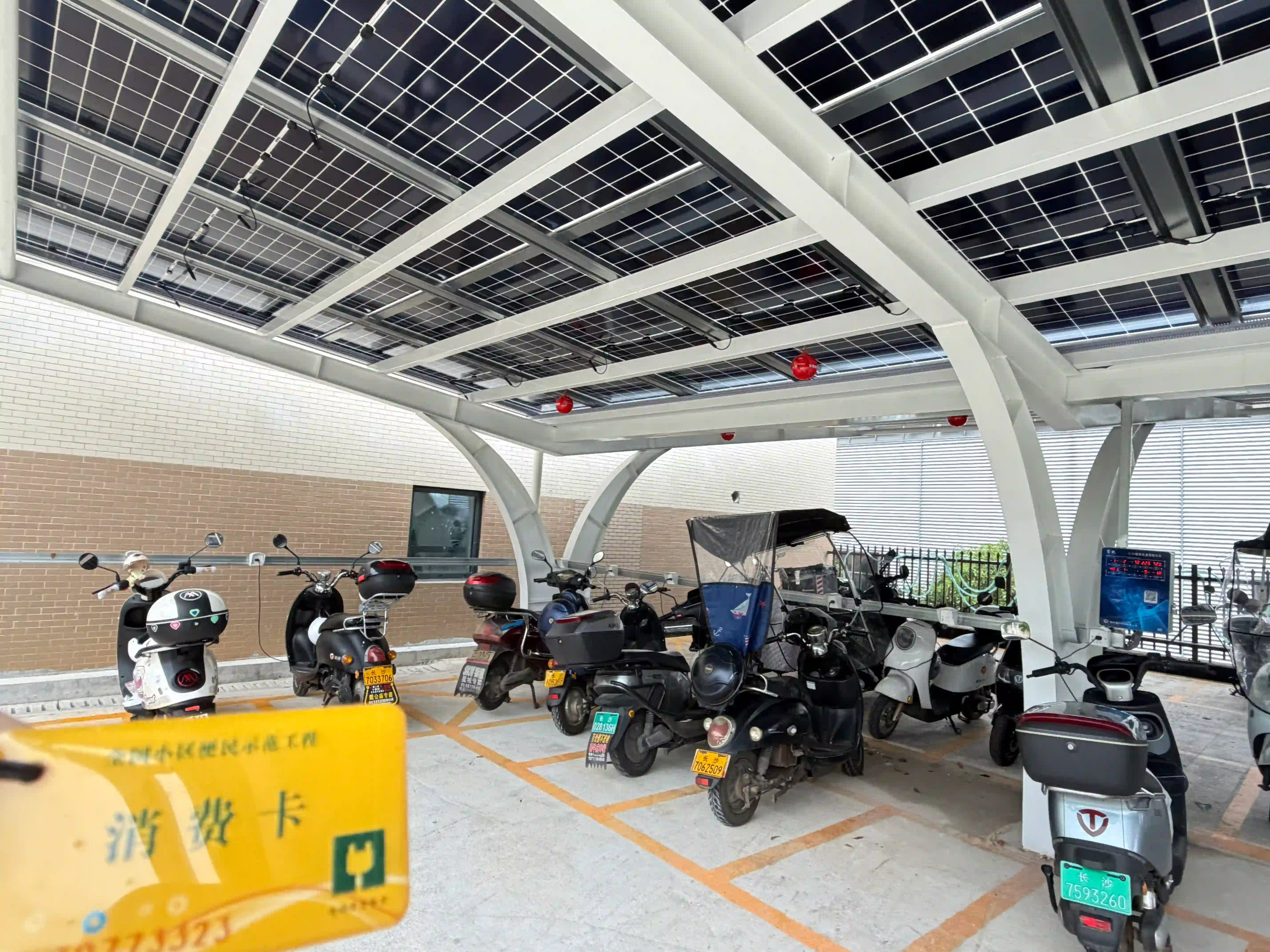 光伏便民车棚实景图片3